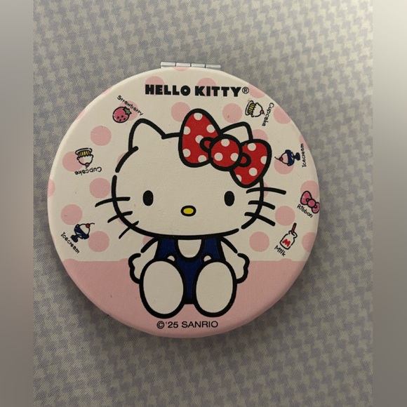 Hello Kitty Pink Compact Mirror - Picture 2 of 3